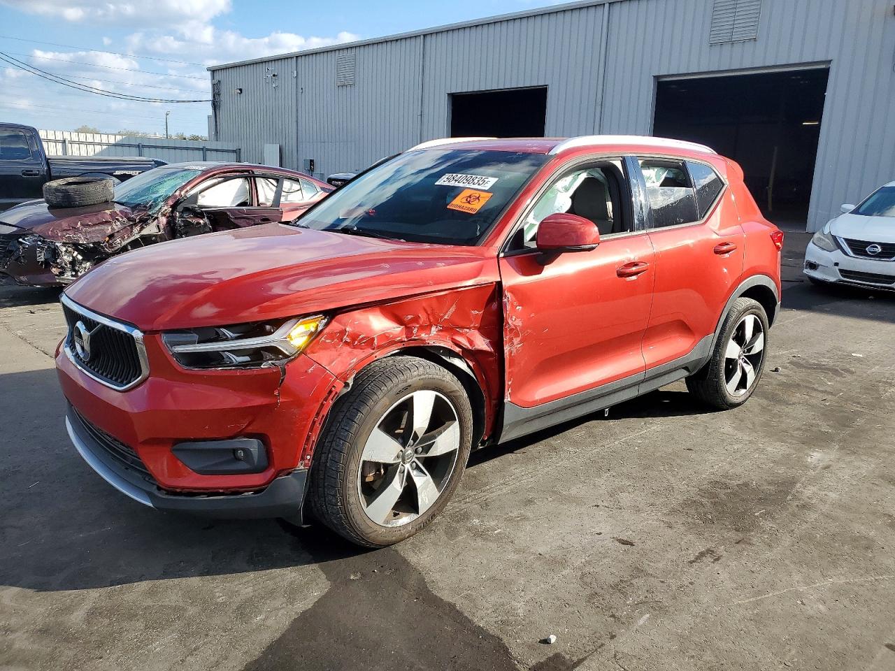 2021 VOLVO XC40