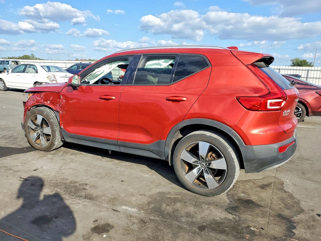2021 VOLVO XC40 T4 MOMENTUM photo 2