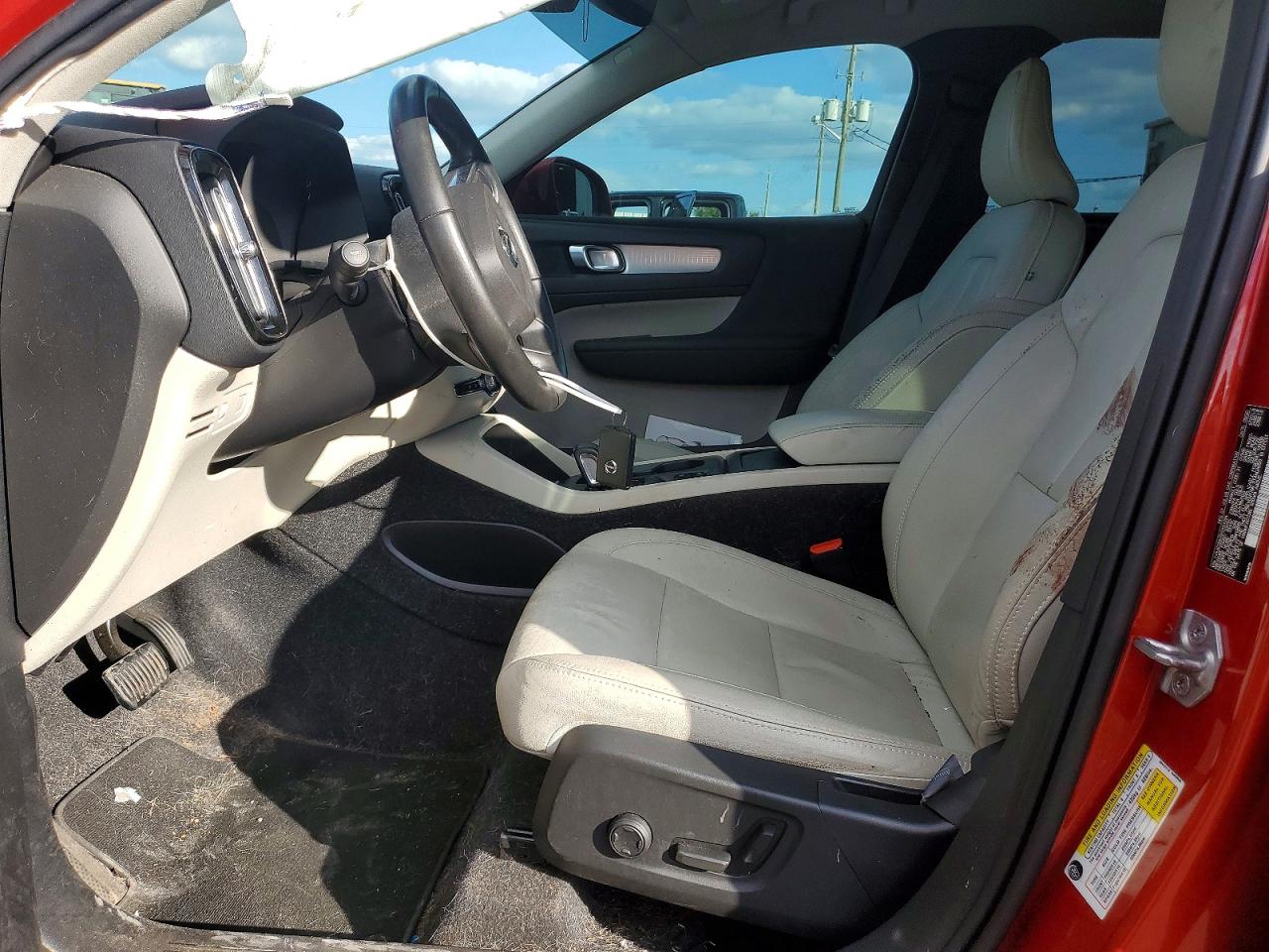 2021 VOLVO XC40 T4 MOMENTUM photo 7