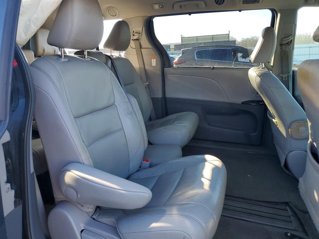 2015 TOYOTA SIENNA XLE photo 11