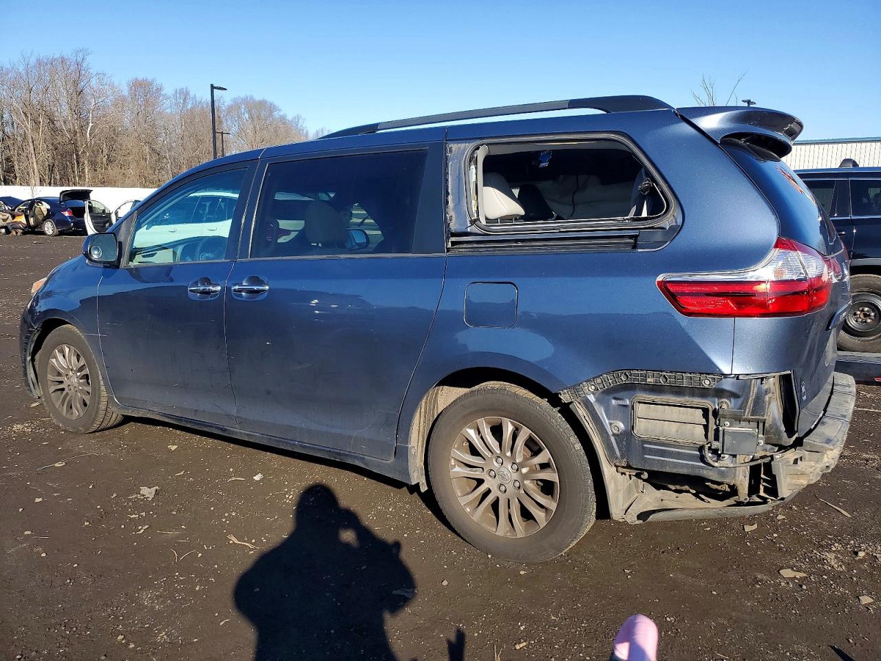 2015 TOYOTA SIENNA XLE photo 2