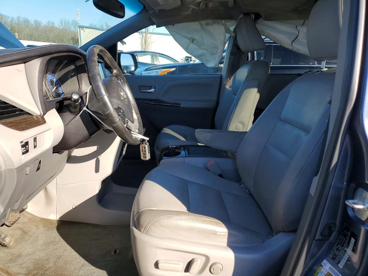2015 TOYOTA SIENNA XLE photo 7