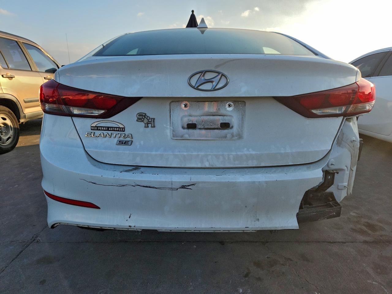 2017 HYUNDAI ELANTRA SE photo 6