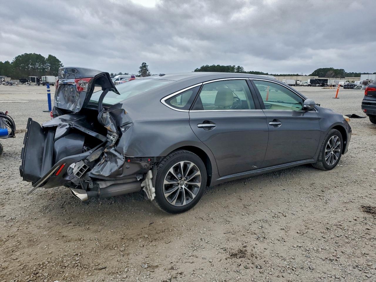 2016 TOYOTA AVALON XLE photo 3