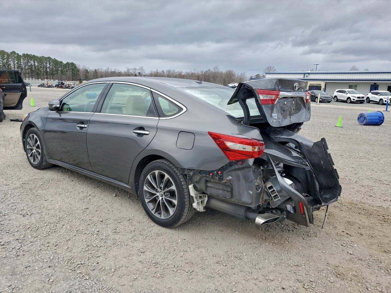 2016 TOYOTA AVALON XLE photo 2