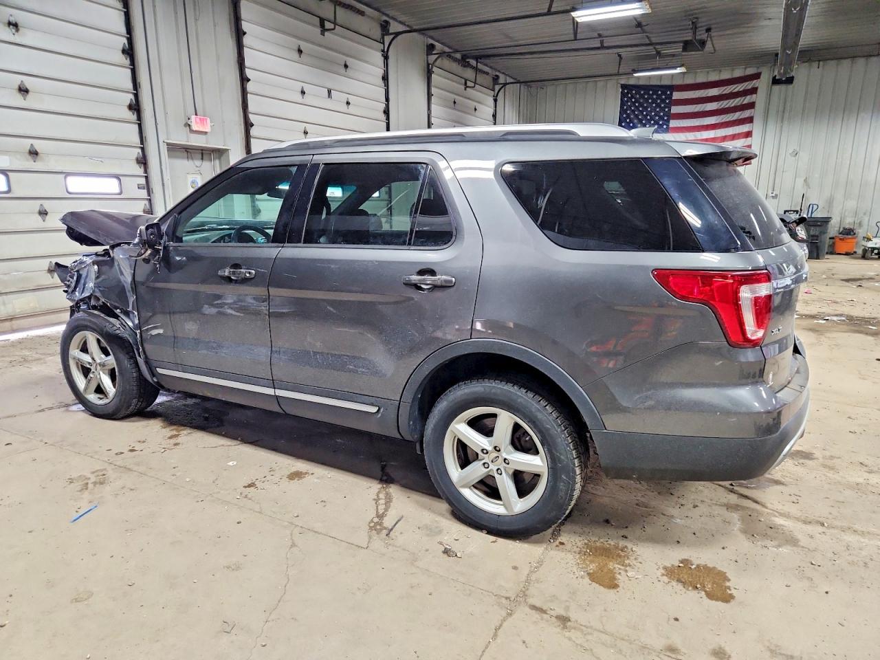2016 FORD EXPLORER XLT photo 2