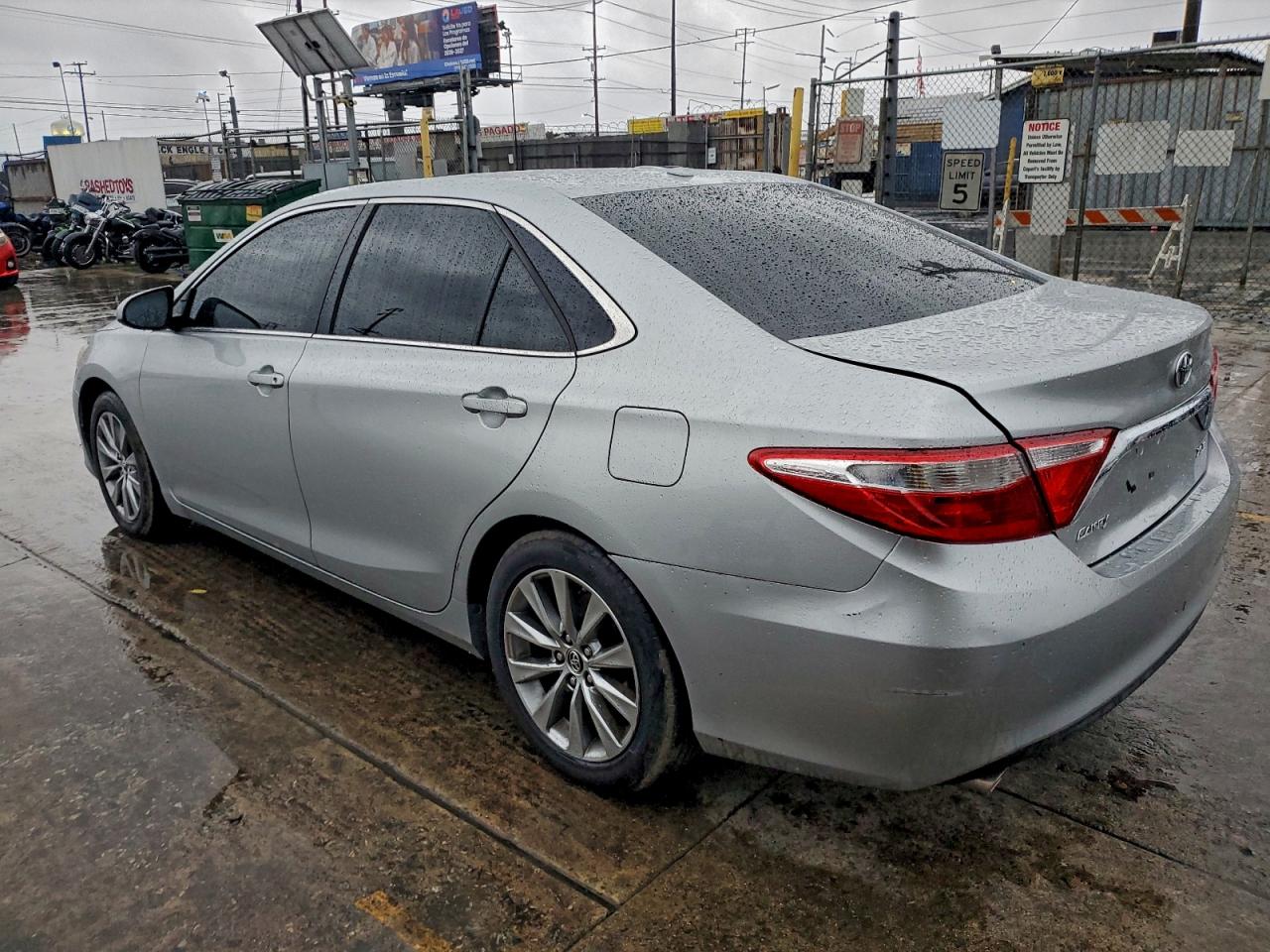 2015 TOYOTA CAMRY XSE photo 2