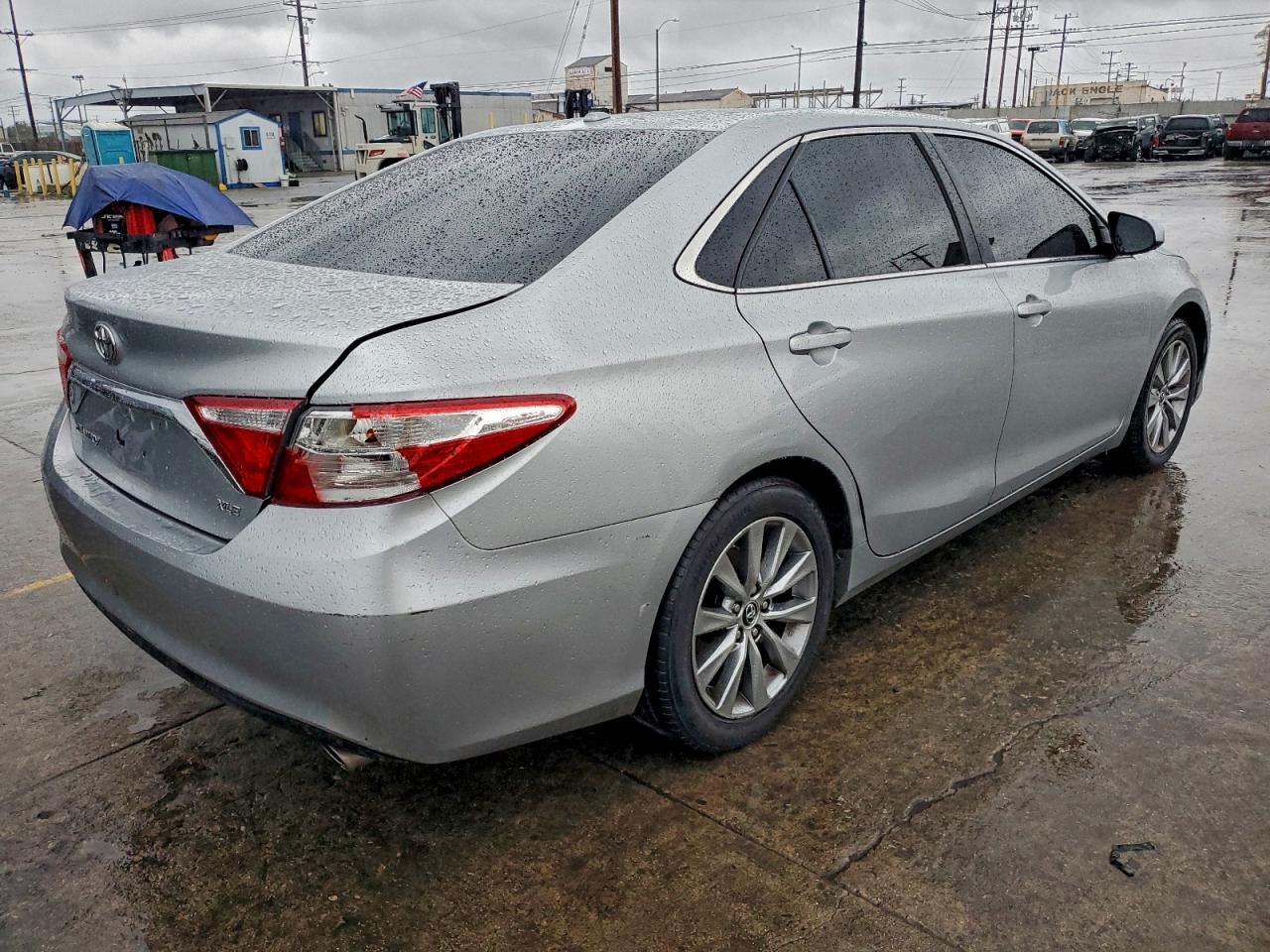 2015 TOYOTA CAMRY XSE photo 3