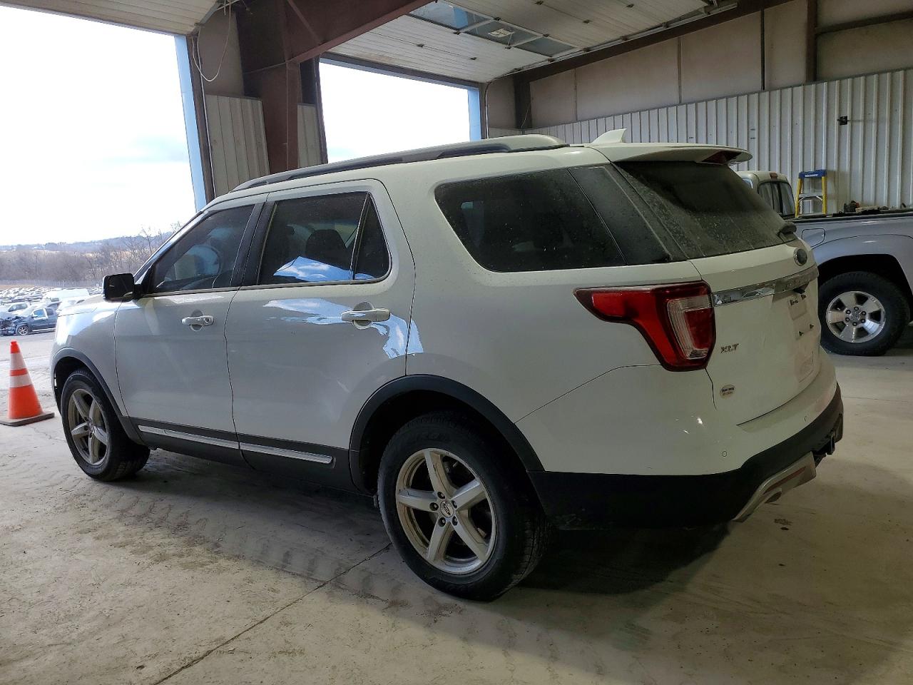 2016 FORD EXPLORER XLT photo 2