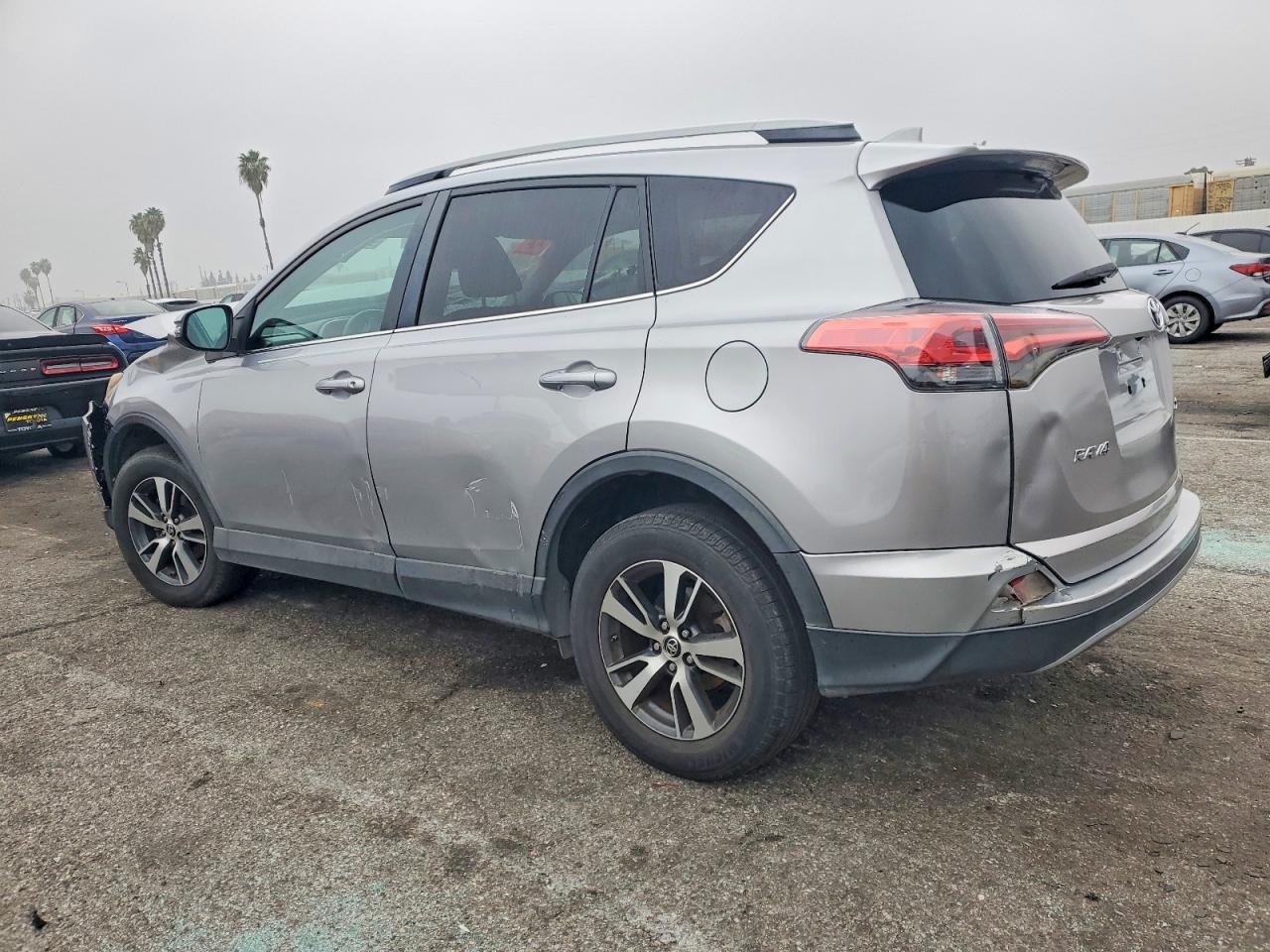 2018 TOYOTA RAV4 XLE photo 2