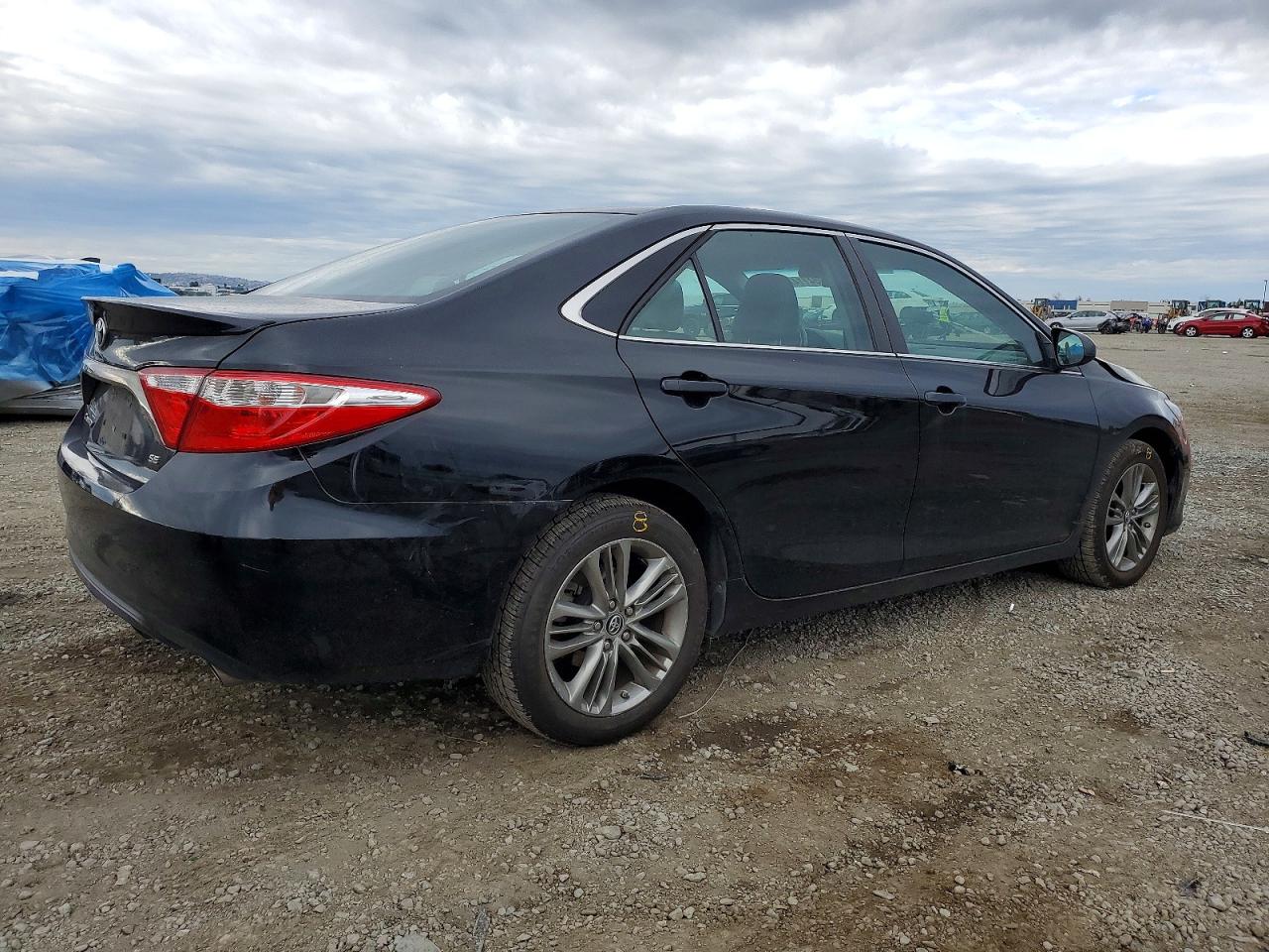 2017 TOYOTA CAMRY LE photo 3