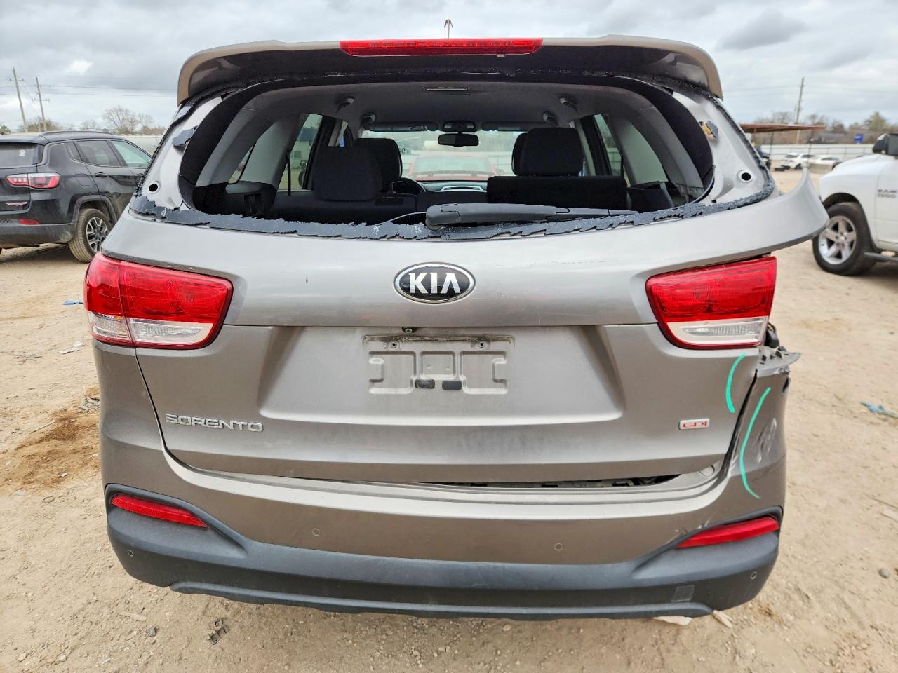 2016 KIA SORENTO LX photo 6
