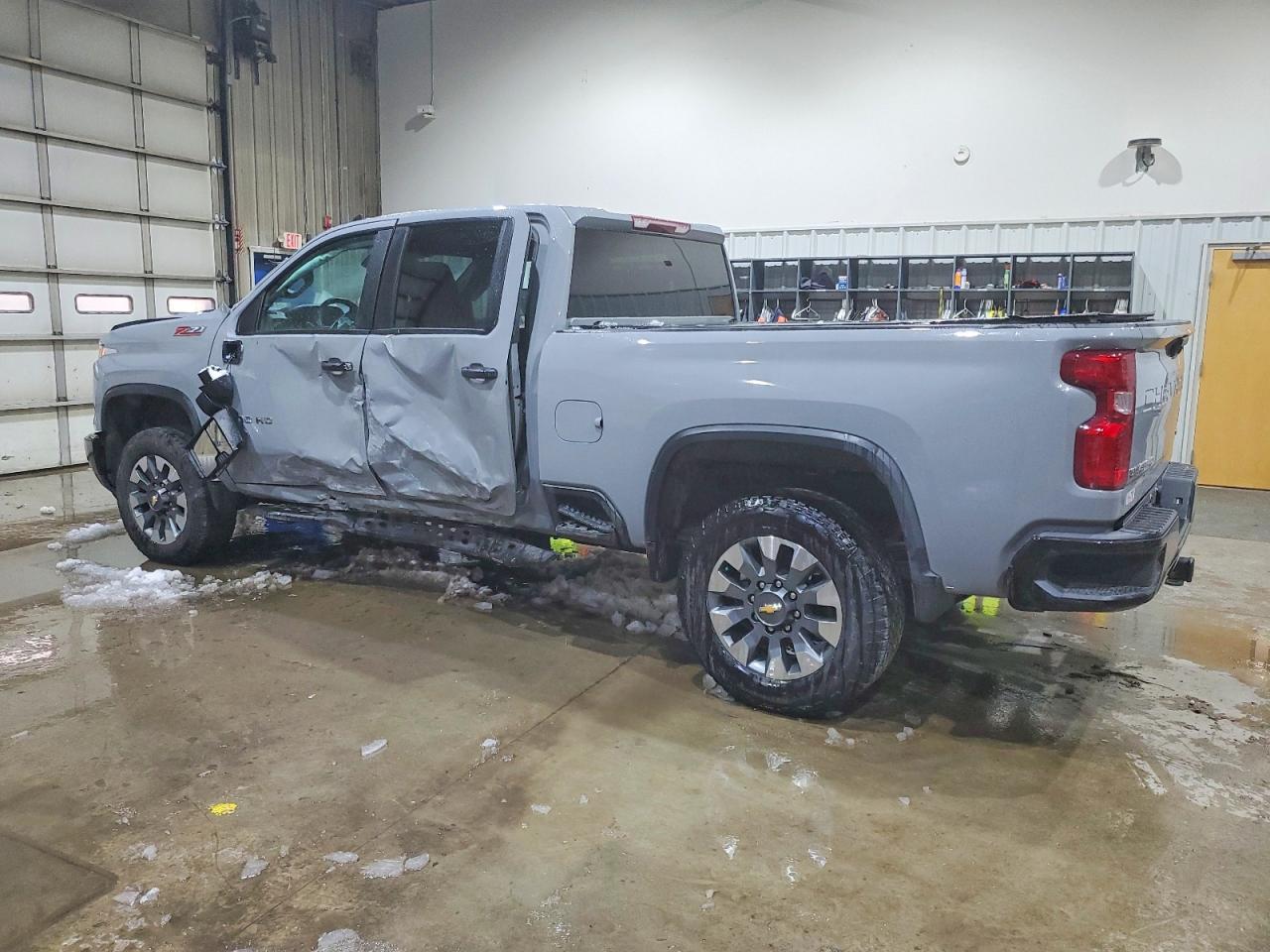 2025 CHEVROLET SILVERADO K2500 CUSTOM photo 2