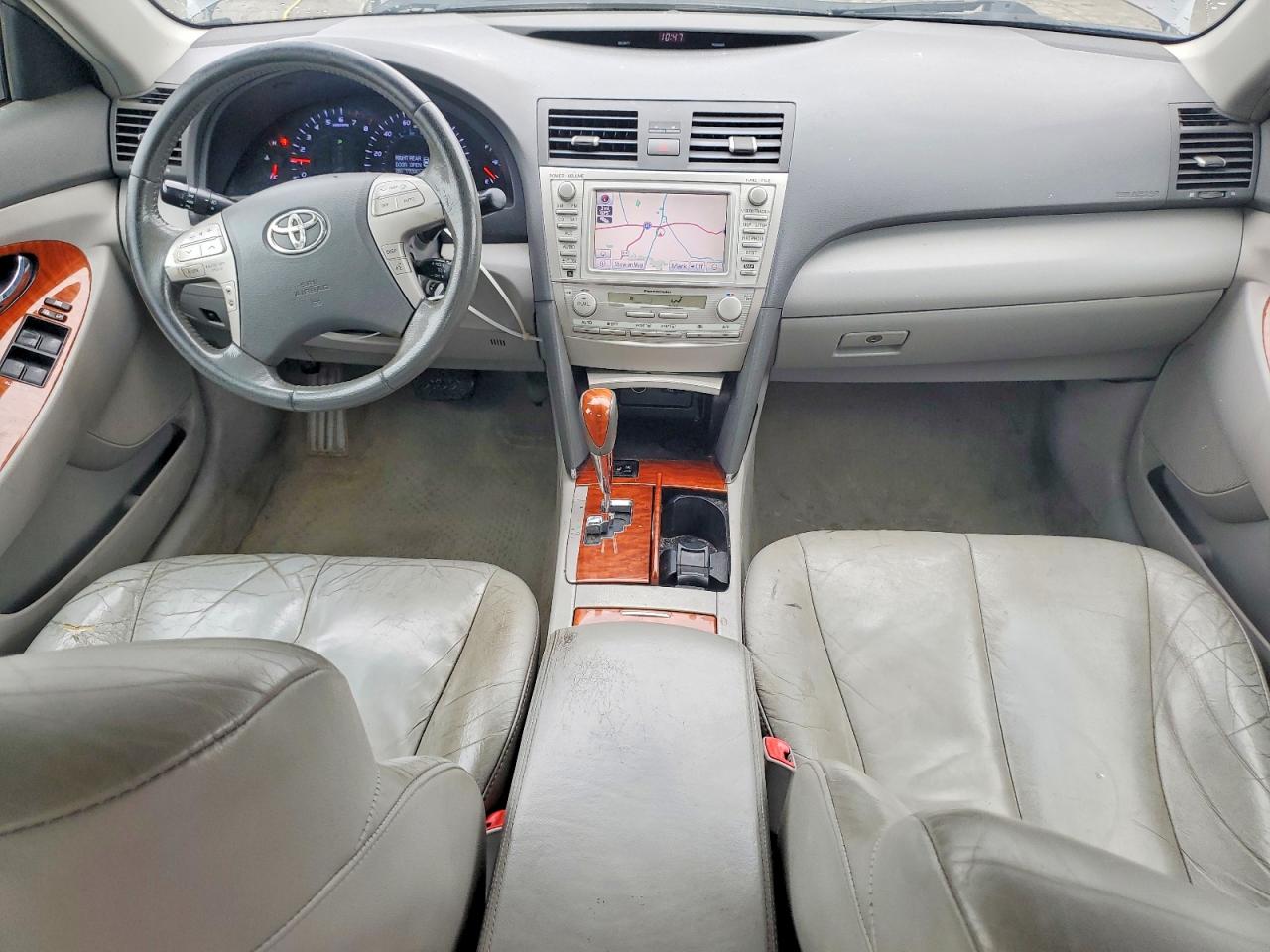 2011 TOYOTA CAMRY XLE photo 8
