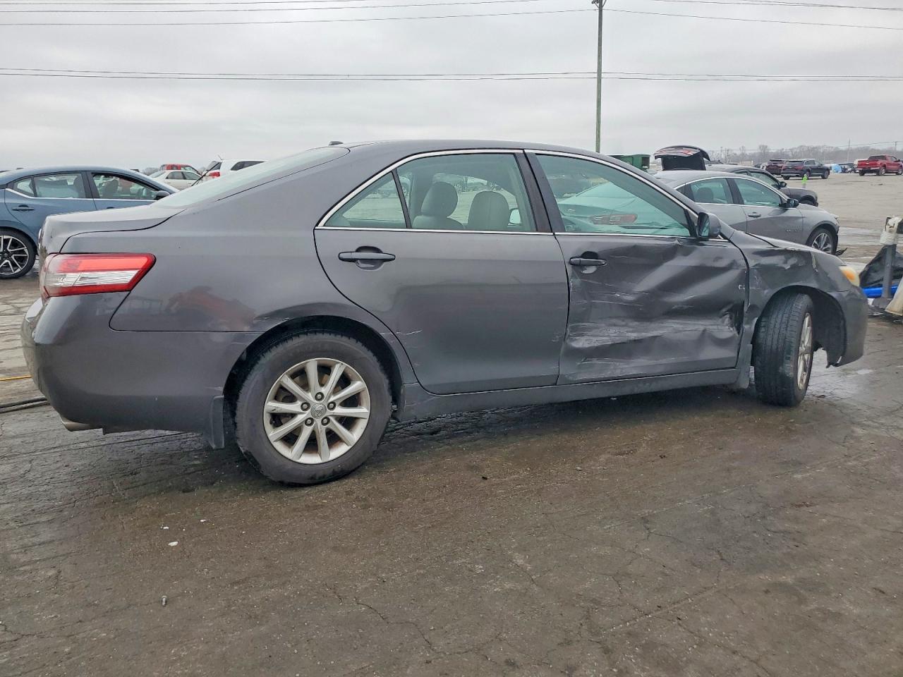2011 TOYOTA CAMRY XLE photo 3