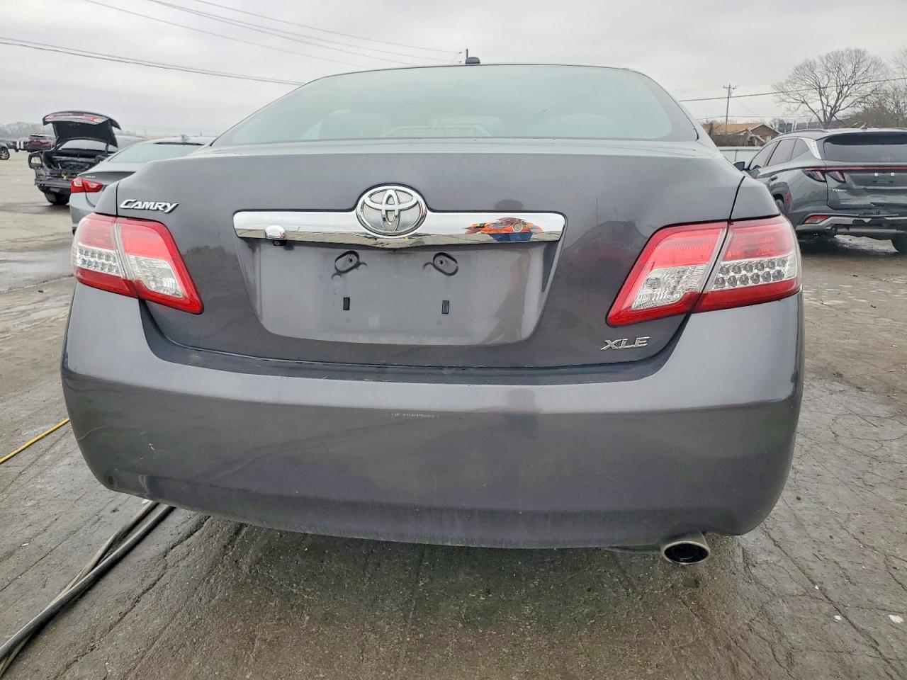 2011 TOYOTA CAMRY XLE photo 6
