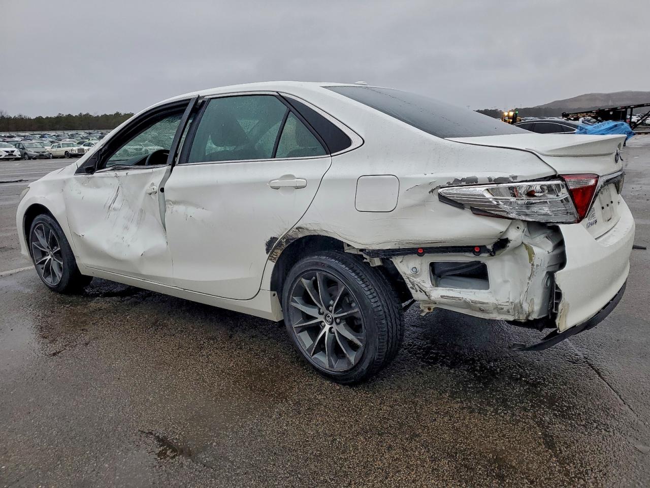 2017 TOYOTA CAMRY LE photo 2
