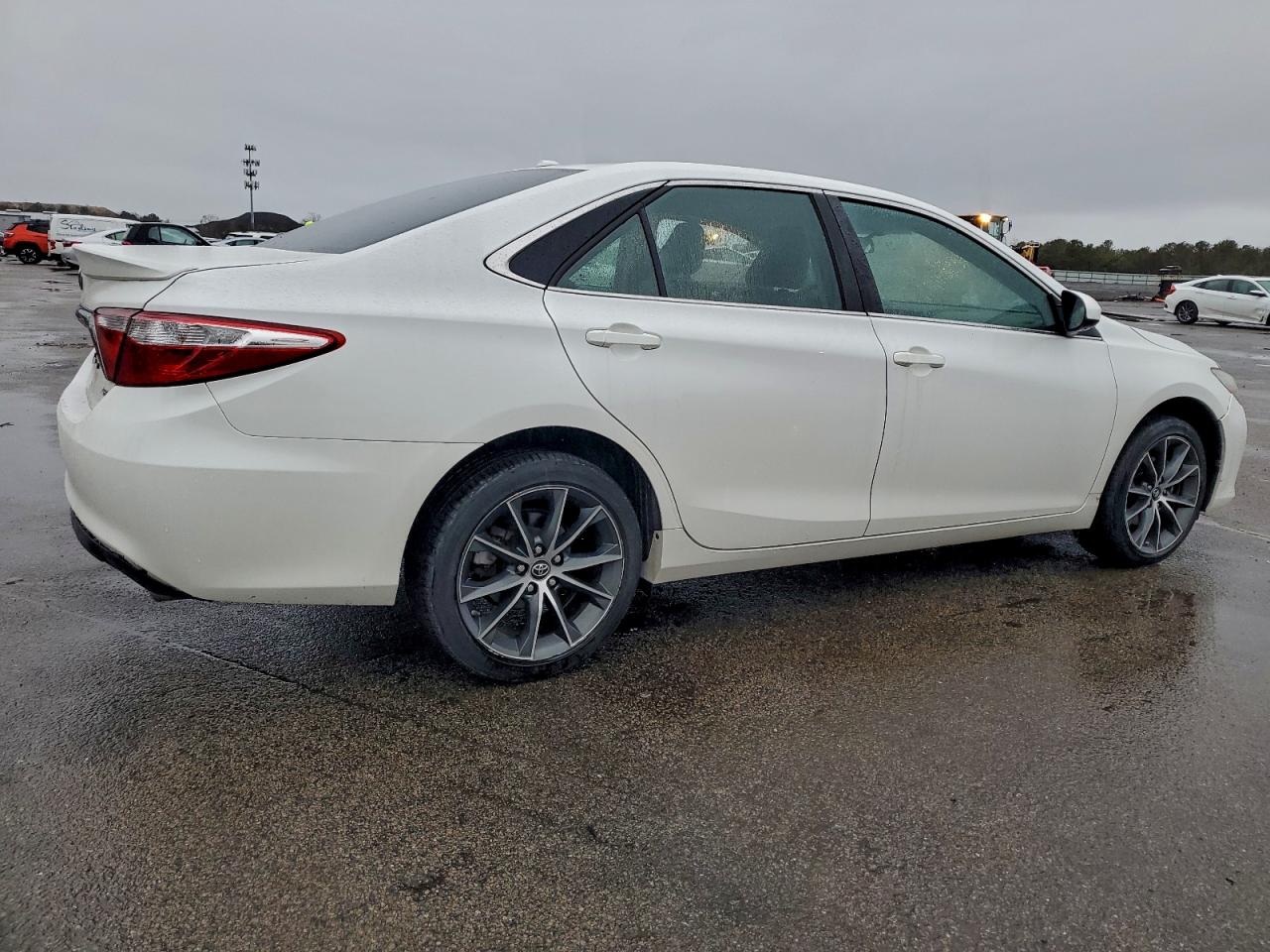 2017 TOYOTA CAMRY LE photo 3