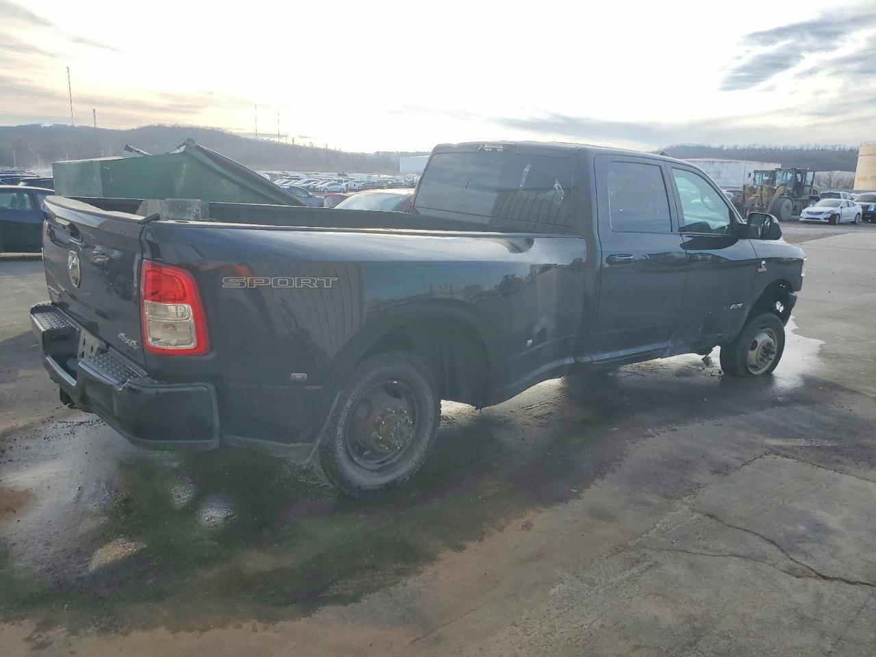 2022 RAM 3500 BIG HORN/LONE STAR photo 3