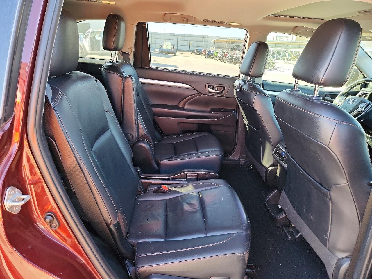 2019 TOYOTA HIGHLANDER SE photo 11