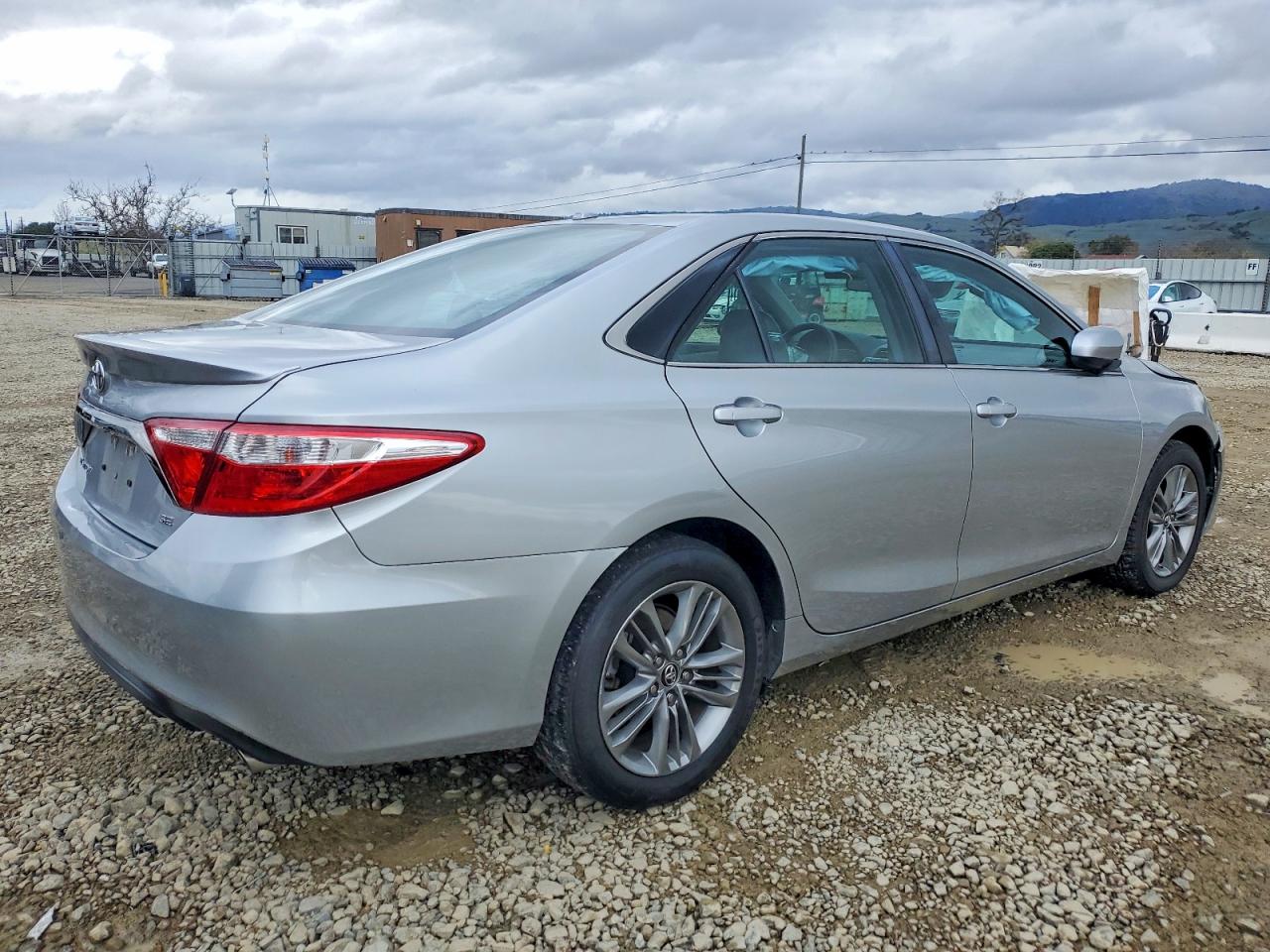 2016 TOYOTA CAMRY LE photo 3