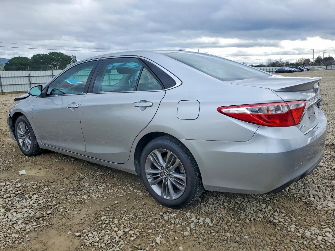 2016 TOYOTA CAMRY LE photo 2