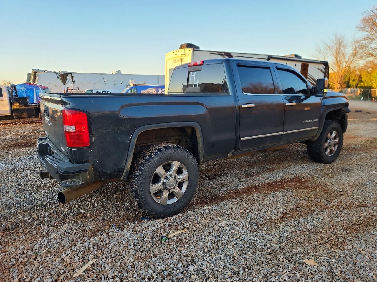 2017 GMC SIERRA K2500 DENALI photo 3