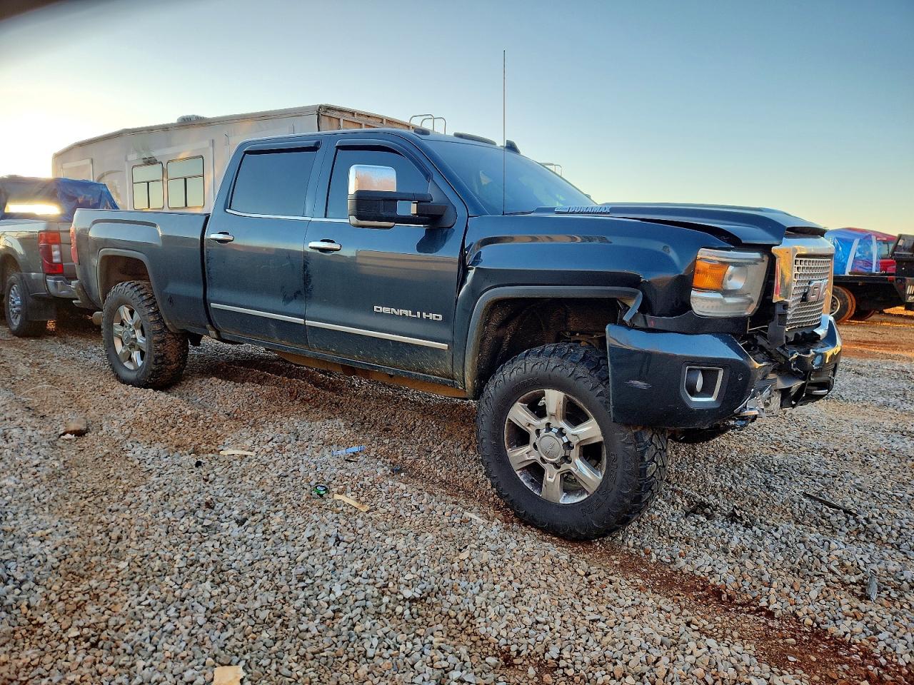 2017 GMC SIERRA K2500 DENALI photo 4