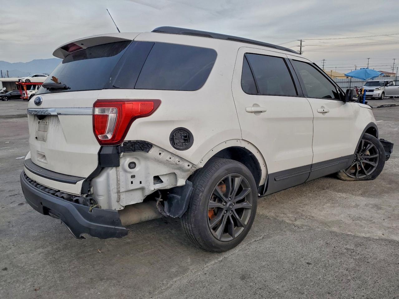 2018 FORD EXPLORER XLT photo 3