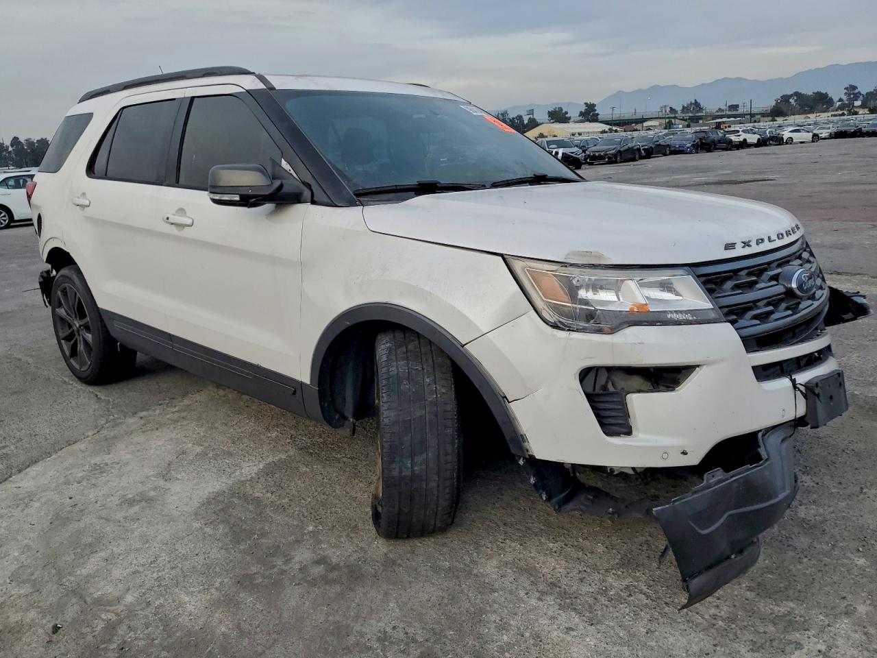 2018 FORD EXPLORER XLT photo 4