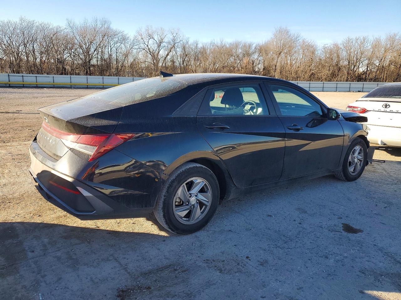 2025 HYUNDAI ELANTRA photo 3