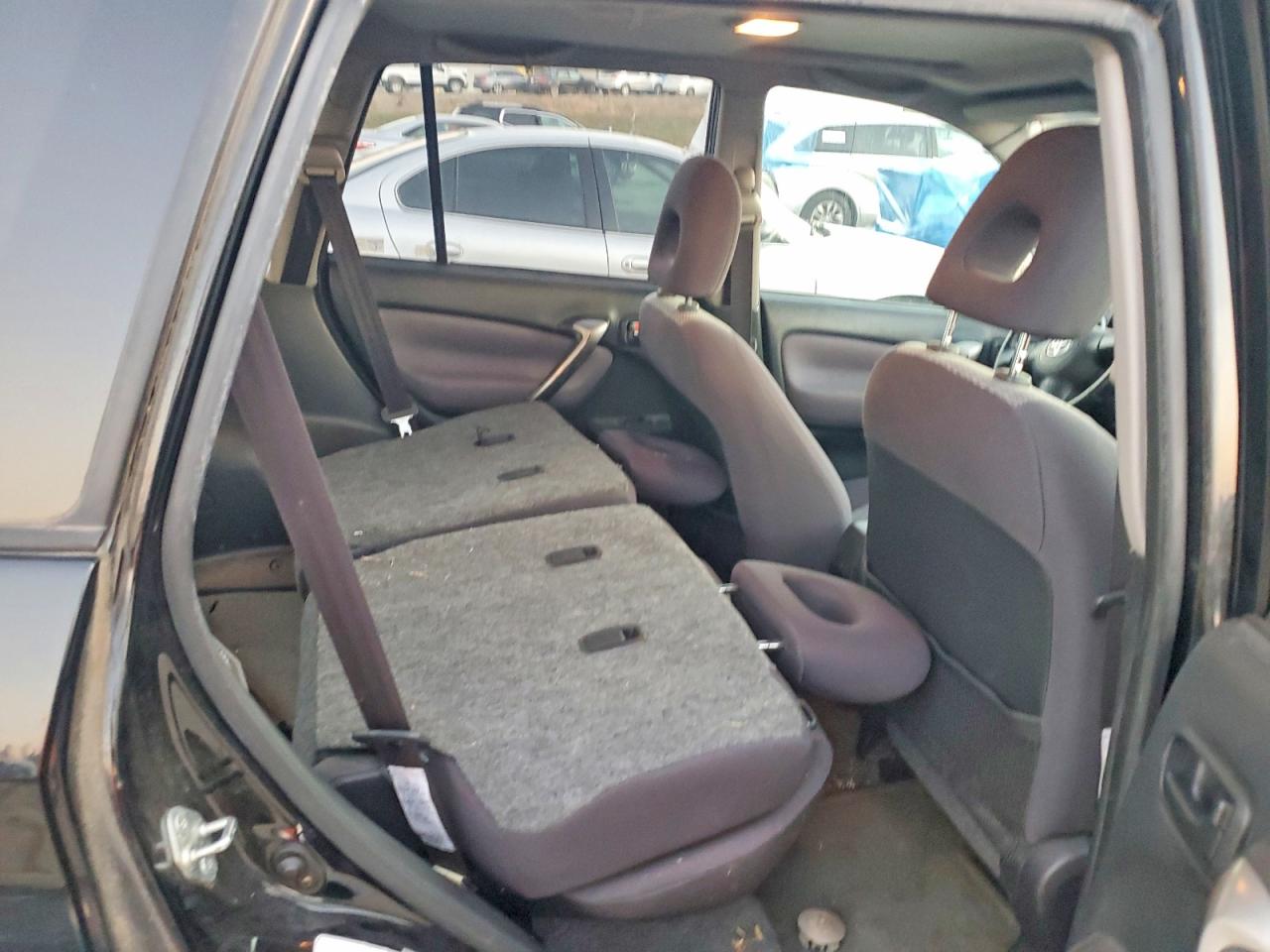 2004 TOYOTA RAV4 photo 10