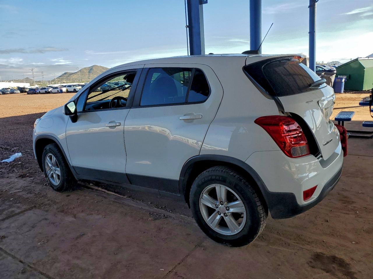 2019 CHEVROLET TRAX LS photo 2