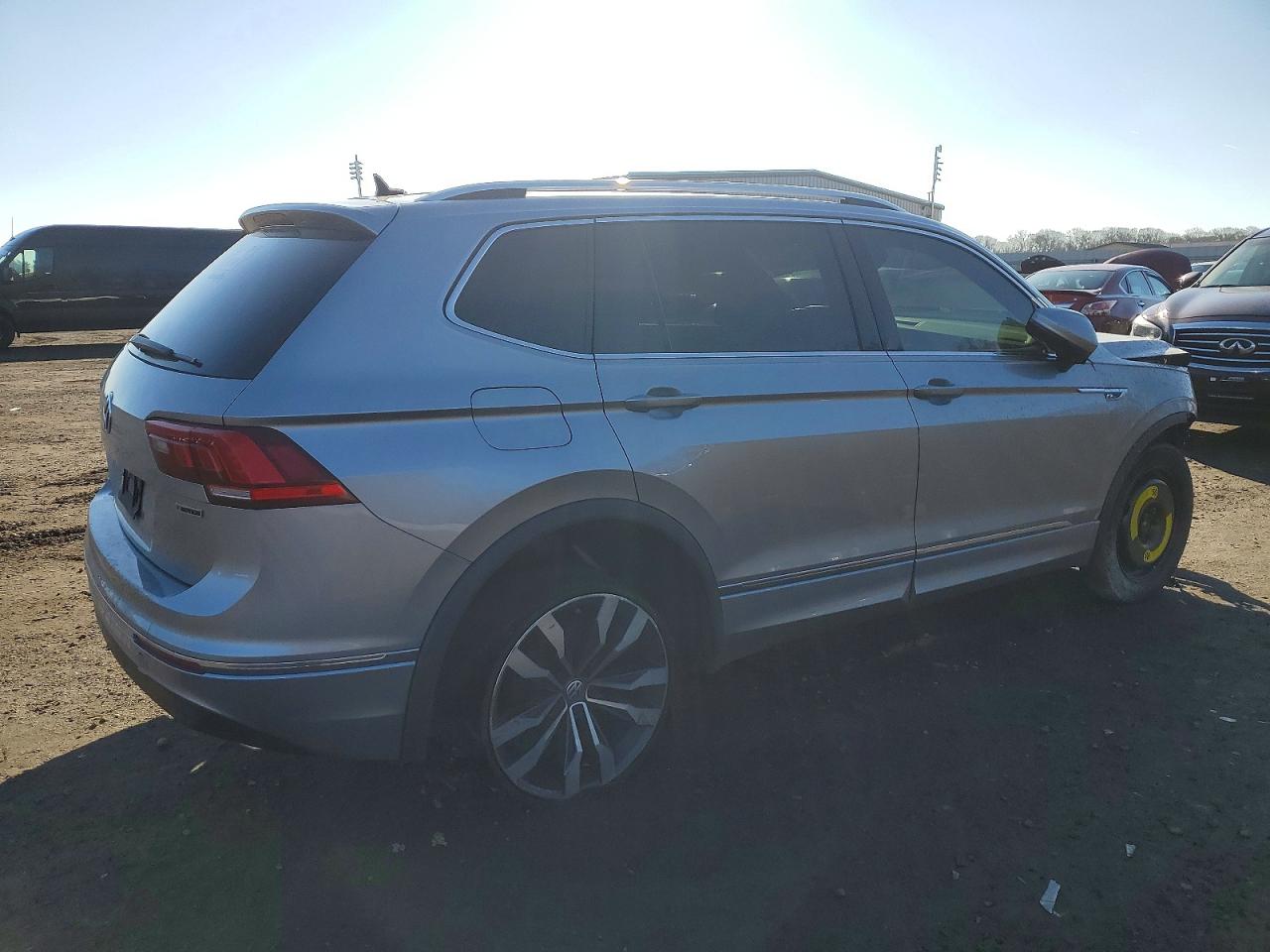 2020 VOLKSWAGEN TIGUAN SEL PREMIUM R-LINE photo 3