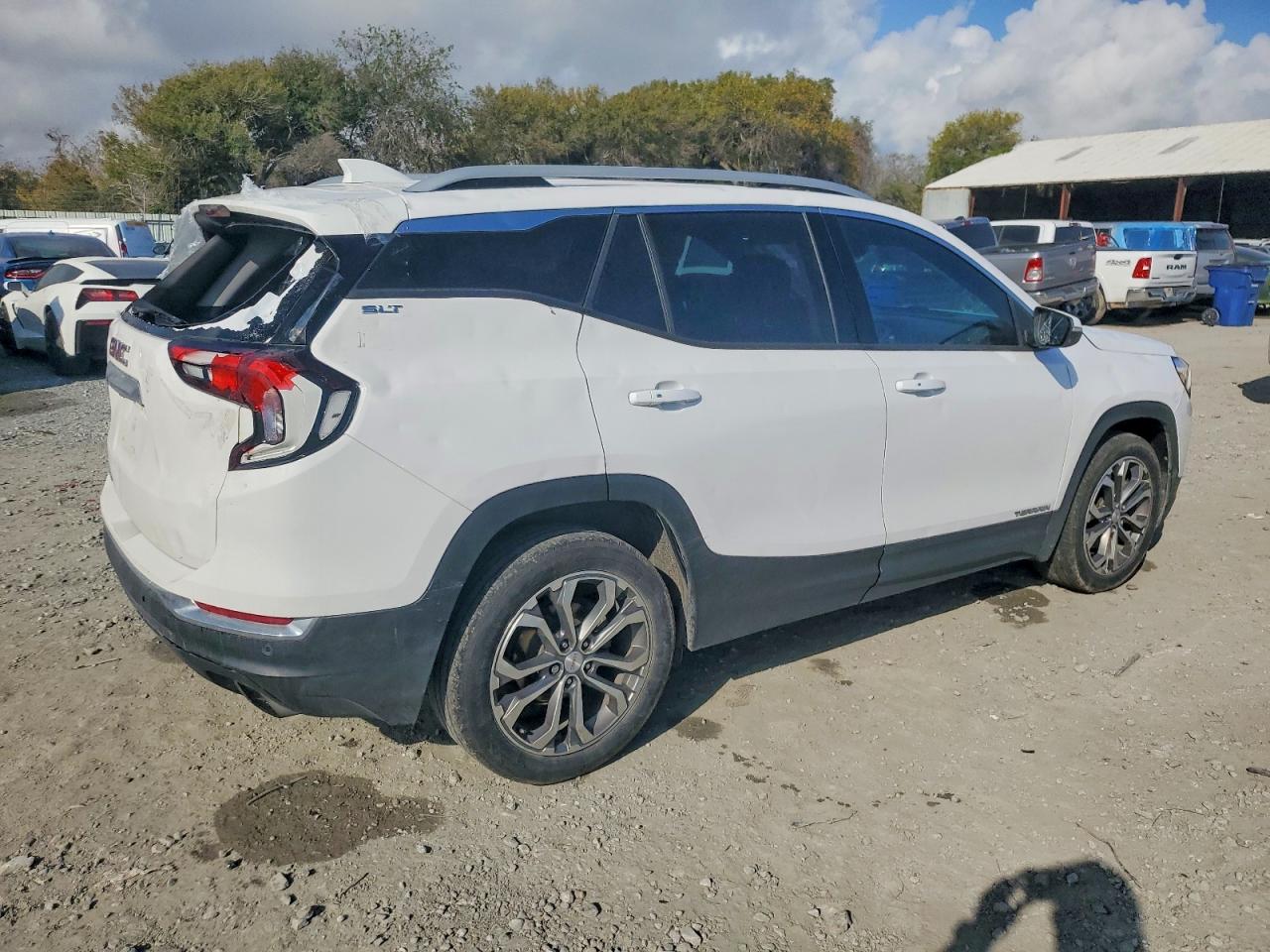 2019 GMC TERRAIN SLT photo 3
