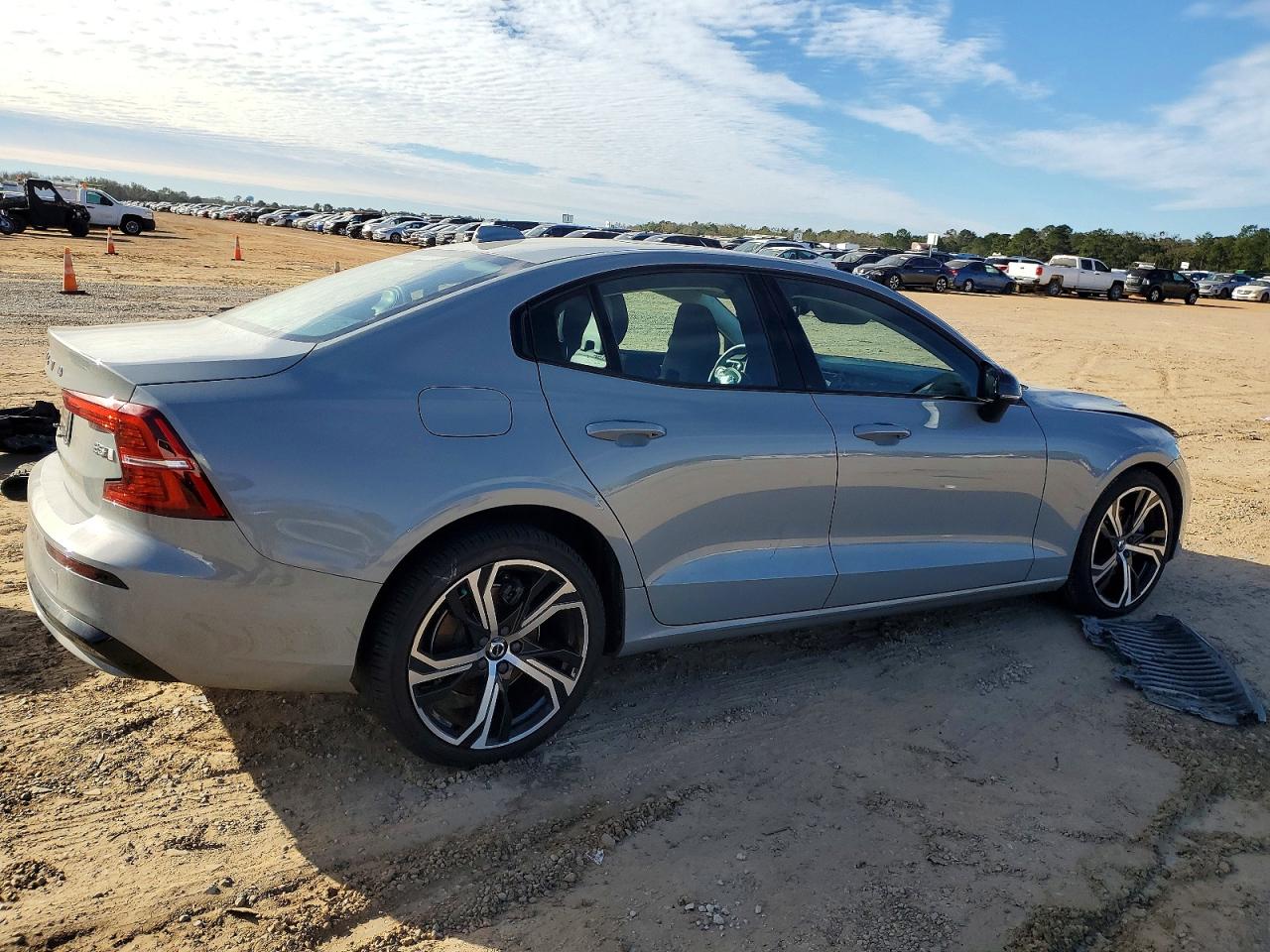 2024 VOLVO S60 CORE photo 3