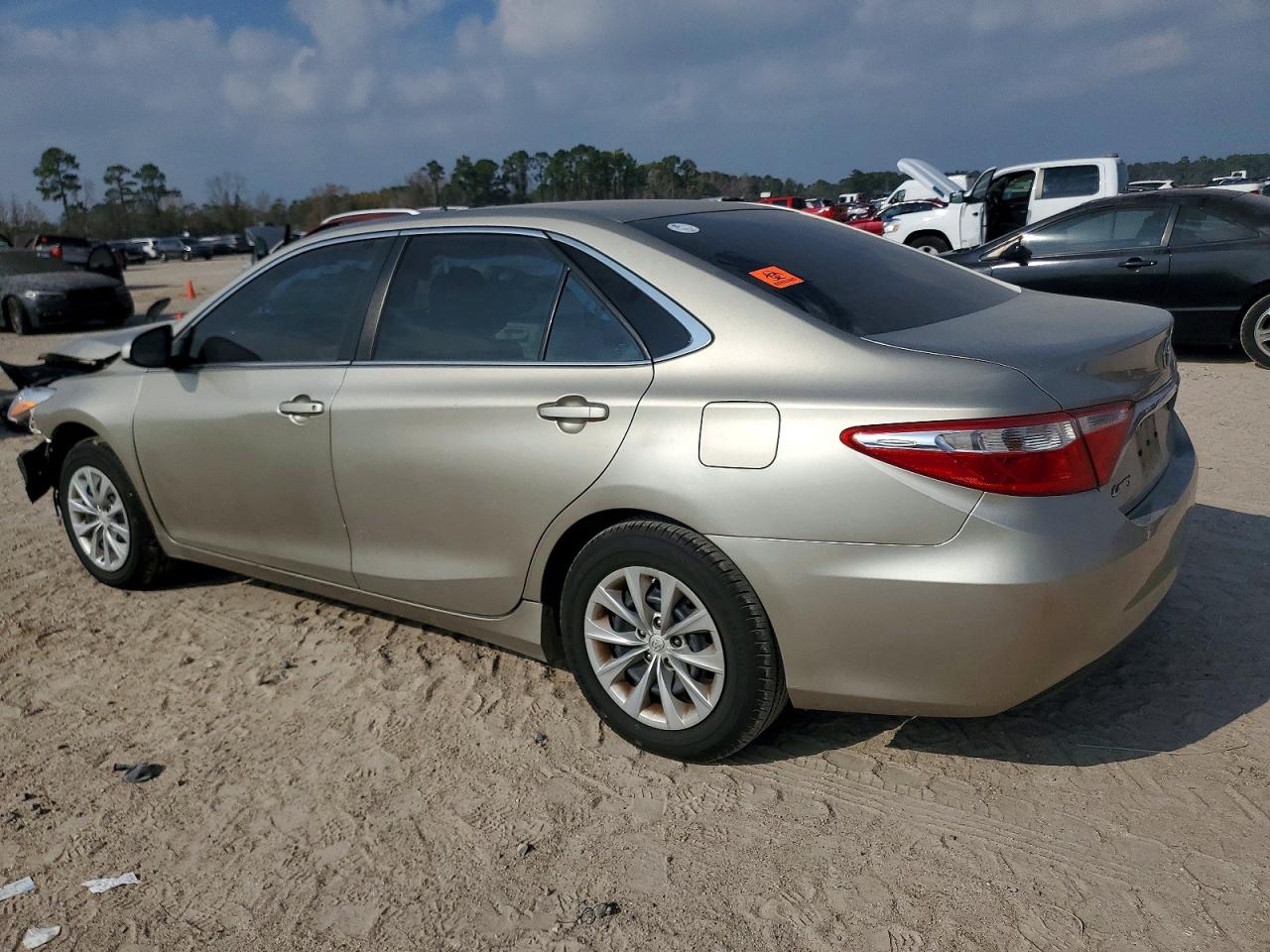 2017 TOYOTA CAMRY LE photo 2