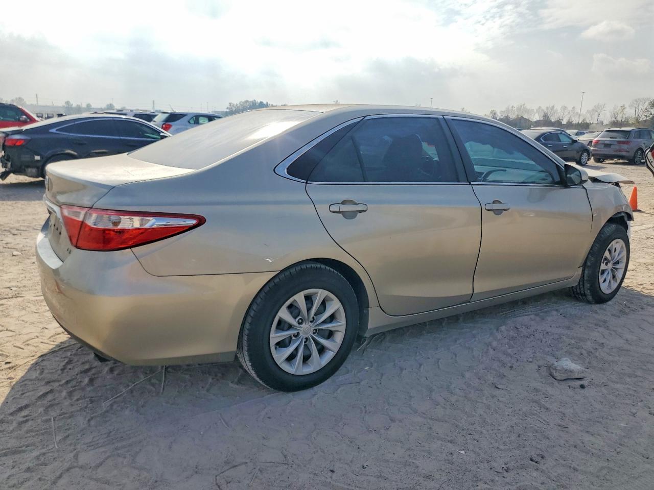 2017 TOYOTA CAMRY LE photo 3