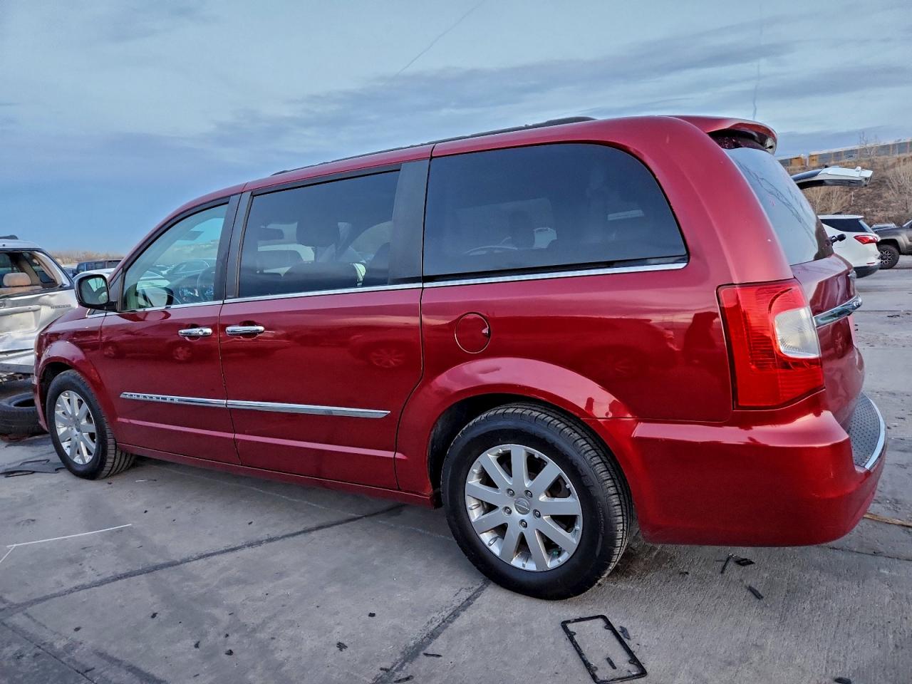 2012 CHRYSLER TOWN & COUNTRY TOURING L photo 4