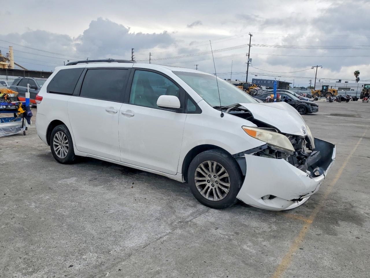 2013 TOYOTA SIENNA XLE photo 4