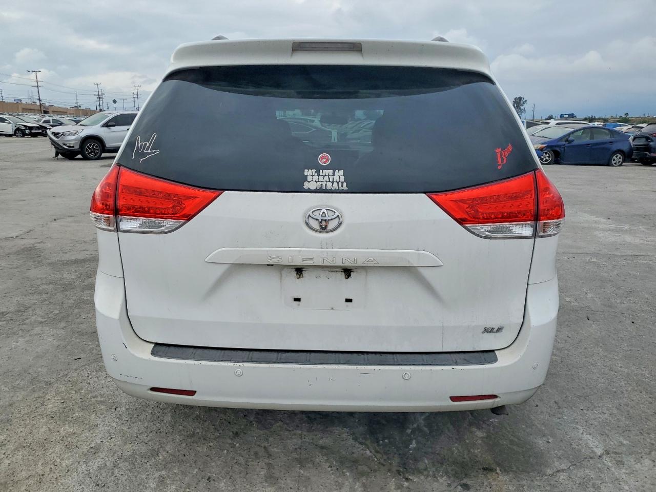2013 TOYOTA SIENNA XLE photo 6