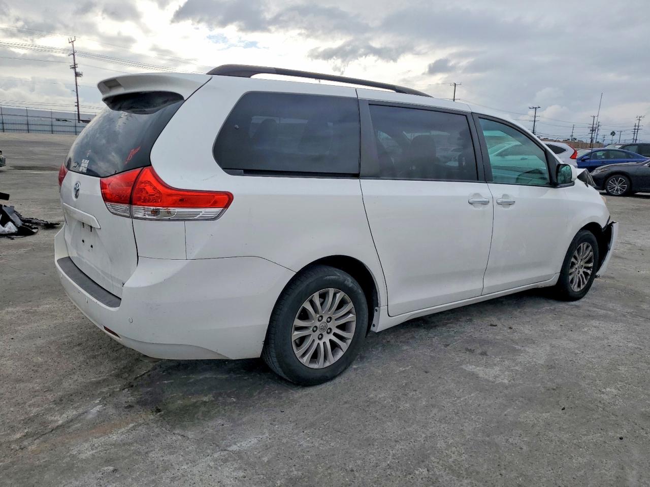 2013 TOYOTA SIENNA XLE photo 3
