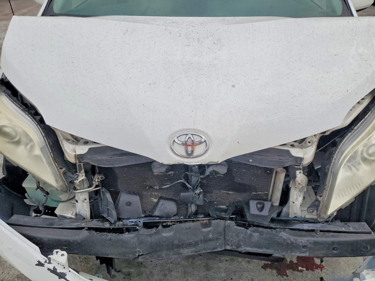 2013 TOYOTA SIENNA XLE photo 12