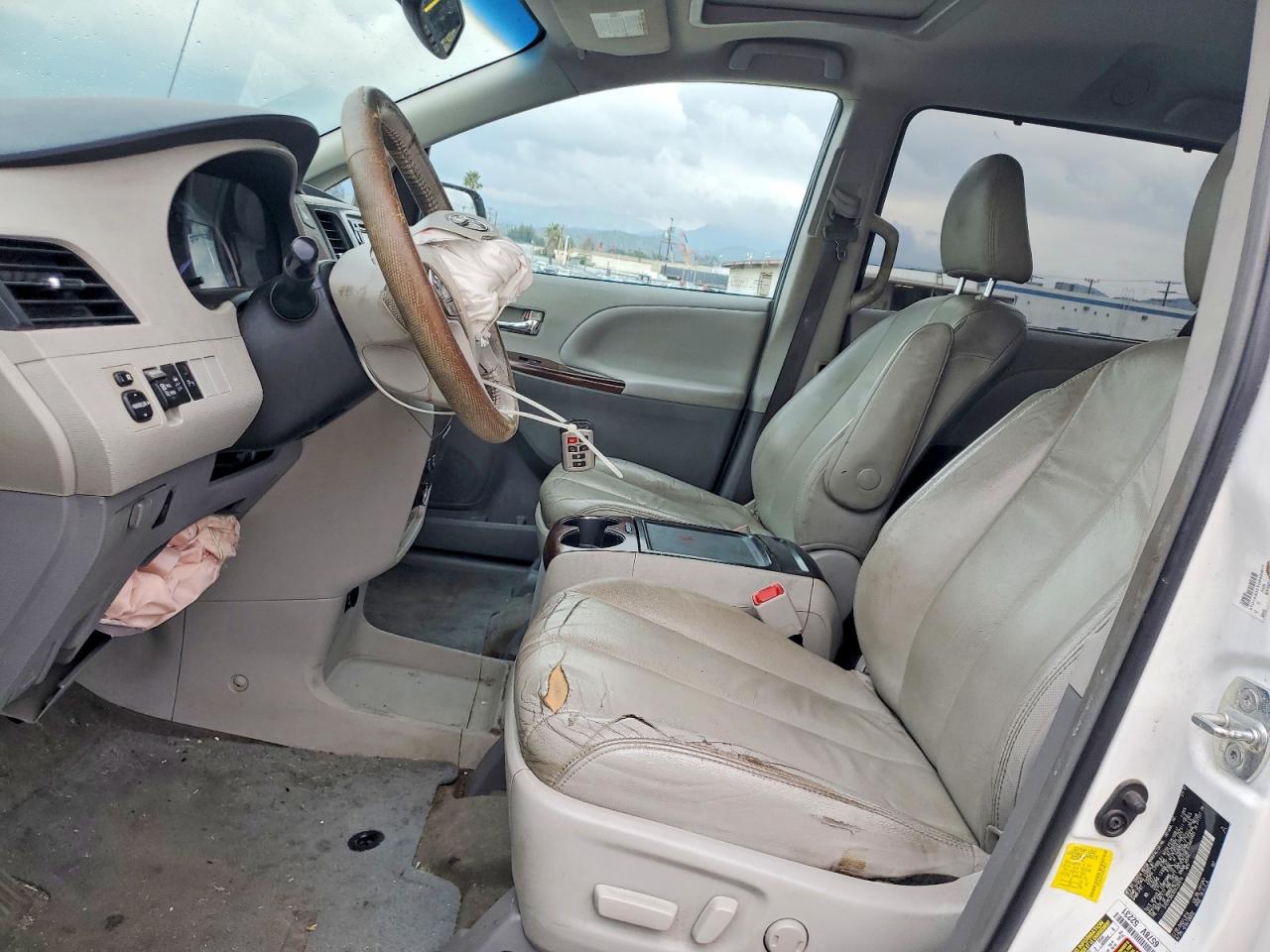 2013 TOYOTA SIENNA XLE photo 7