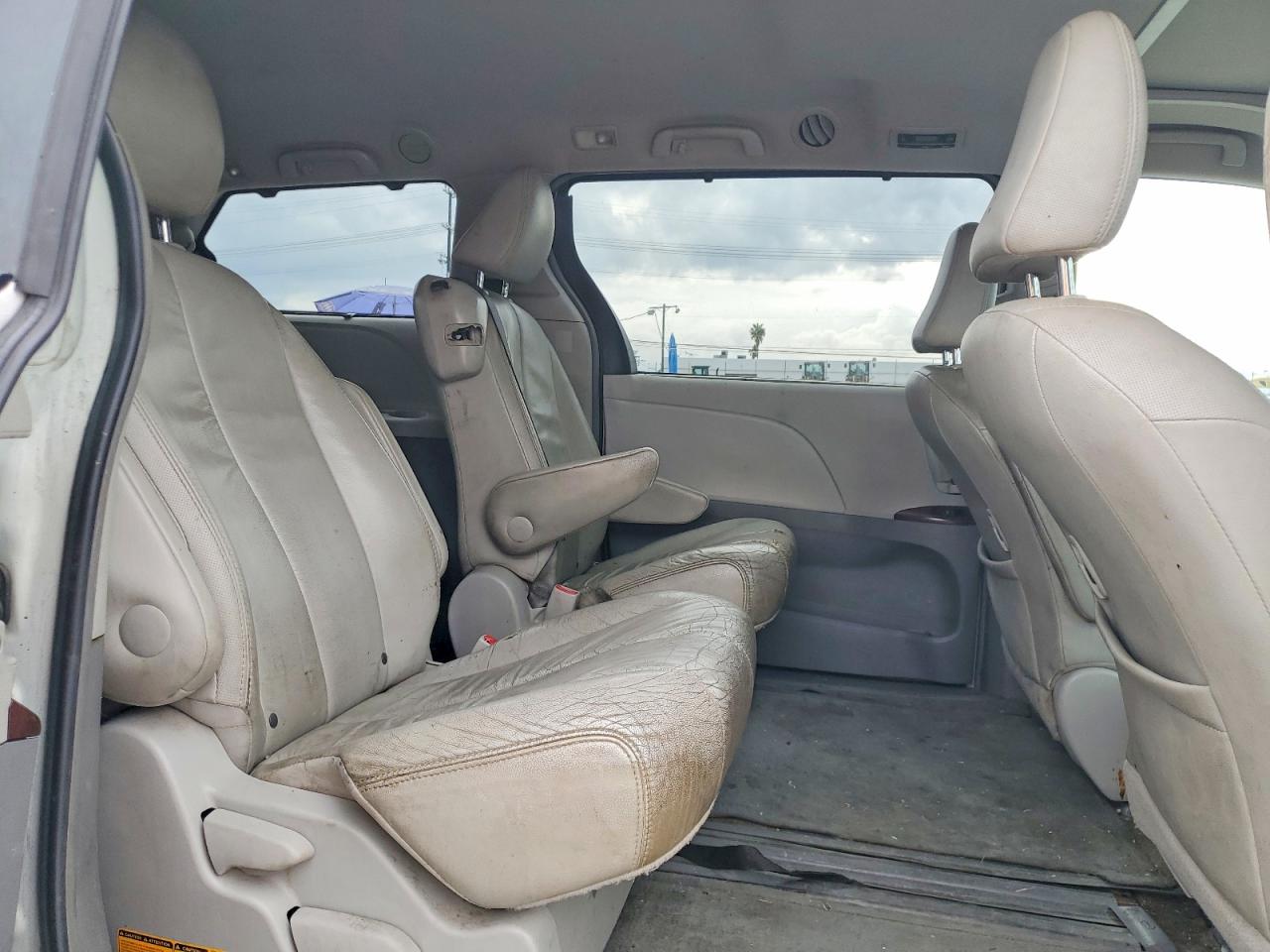 2013 TOYOTA SIENNA XLE photo 11