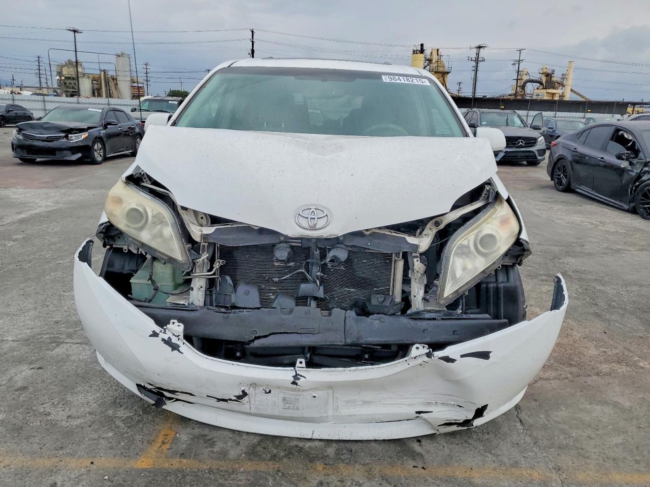 2013 TOYOTA SIENNA XLE photo 5