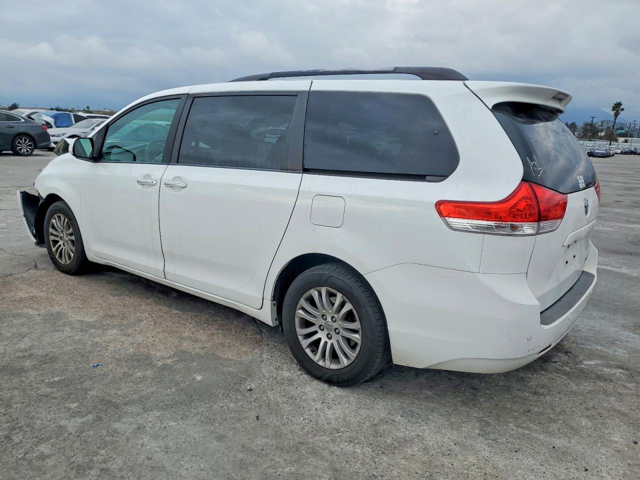 2013 TOYOTA SIENNA XLE photo 2