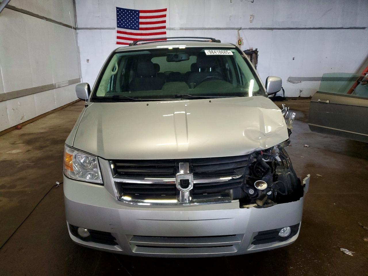2010 DODGE GRAND CARAVAN CREW photo 5