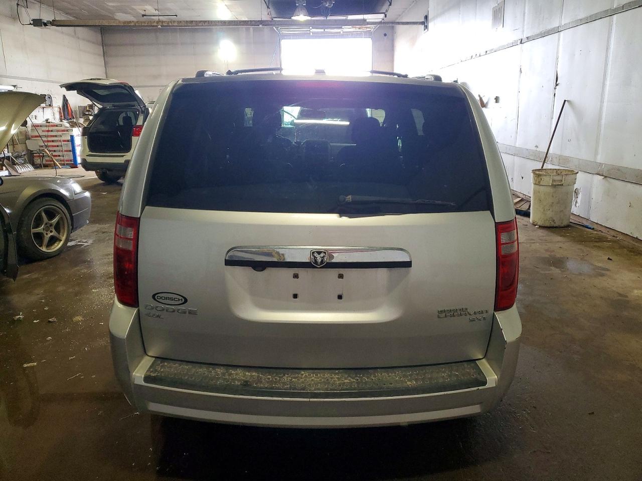 2010 DODGE GRAND CARAVAN CREW photo 6