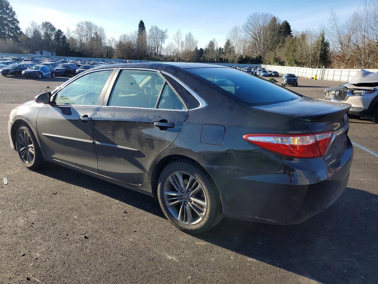 2015 TOYOTA CAMRY LE photo 2
